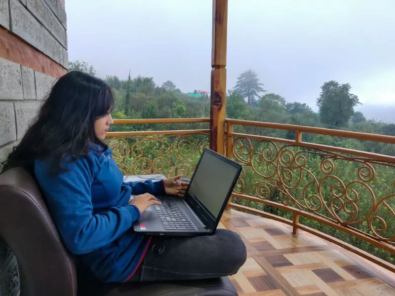 woman traveling as a virtual assistant digital nomad